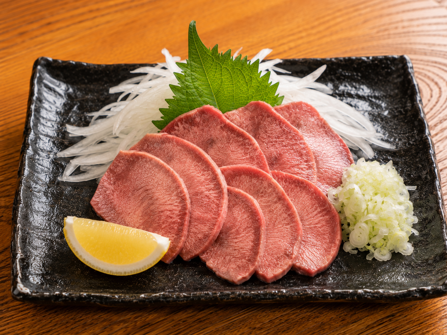 大葉、白髪ねぎ、ネギ塩ダレ、レモンを添えた馬特上タン刺し