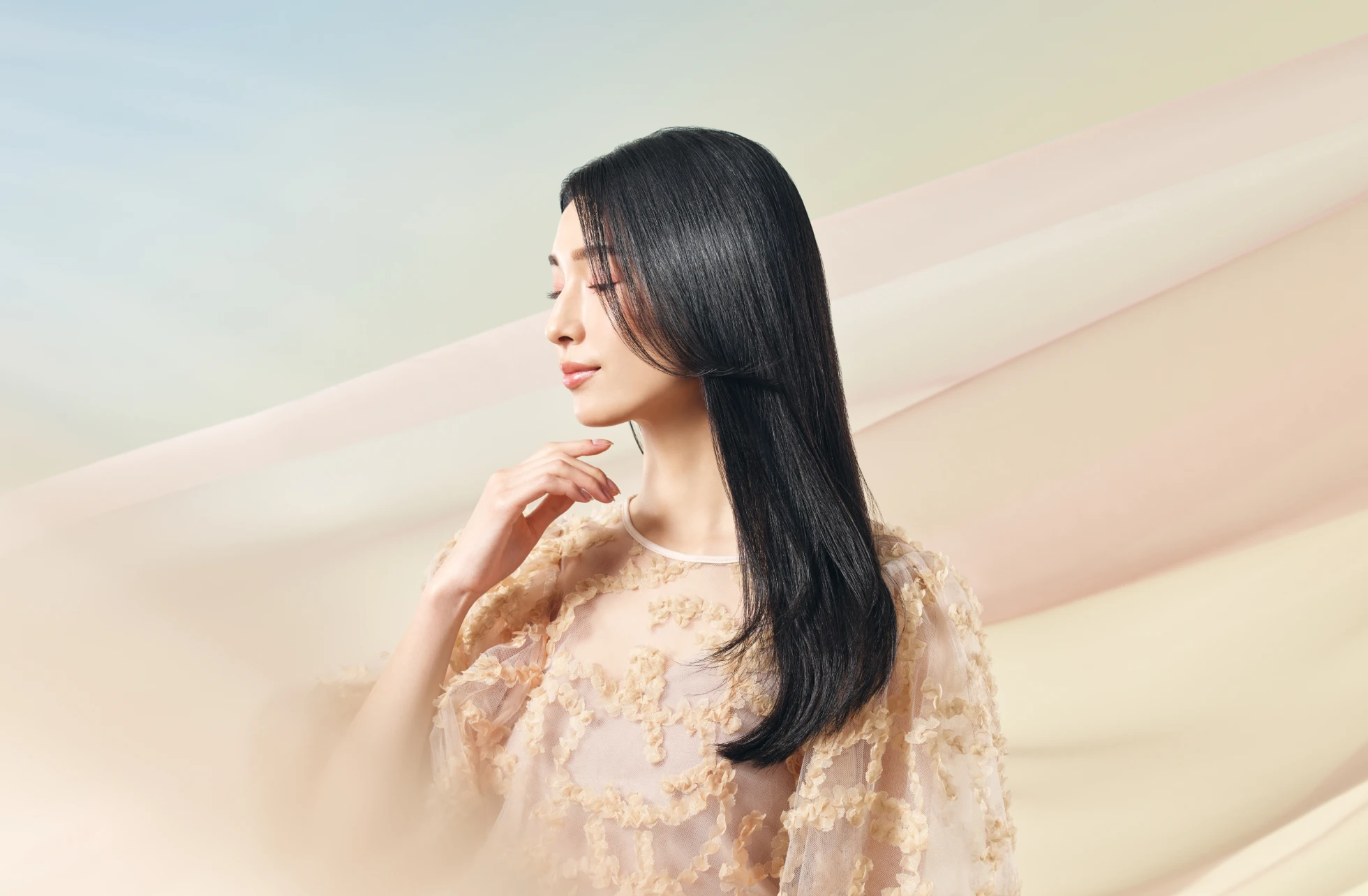 KINUJOのブランドイメージ。つやのあるロングヘアの女性。