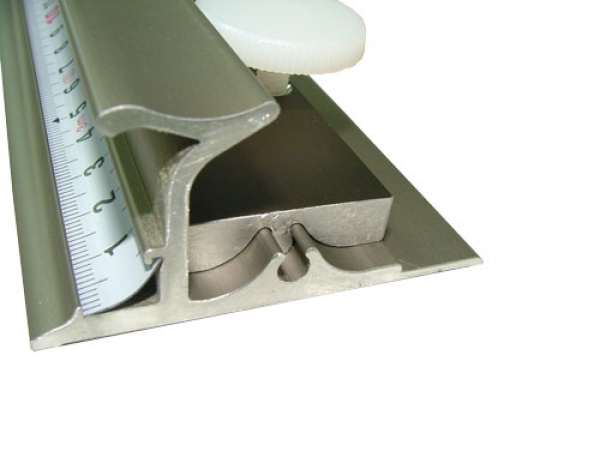 レール部分に差し込んで固定します