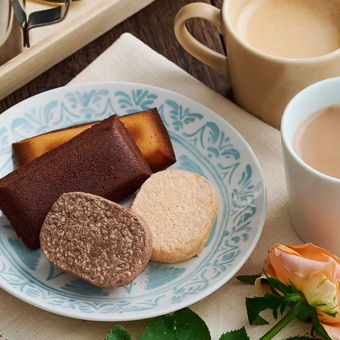 アーモンドづくしセレクションとドトールコーヒーのドリンクセット