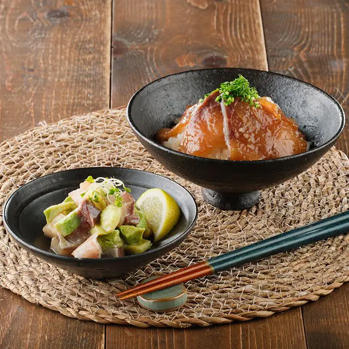 朝〆ぶりのごまだれ漬け丼とアボカドのポキ
