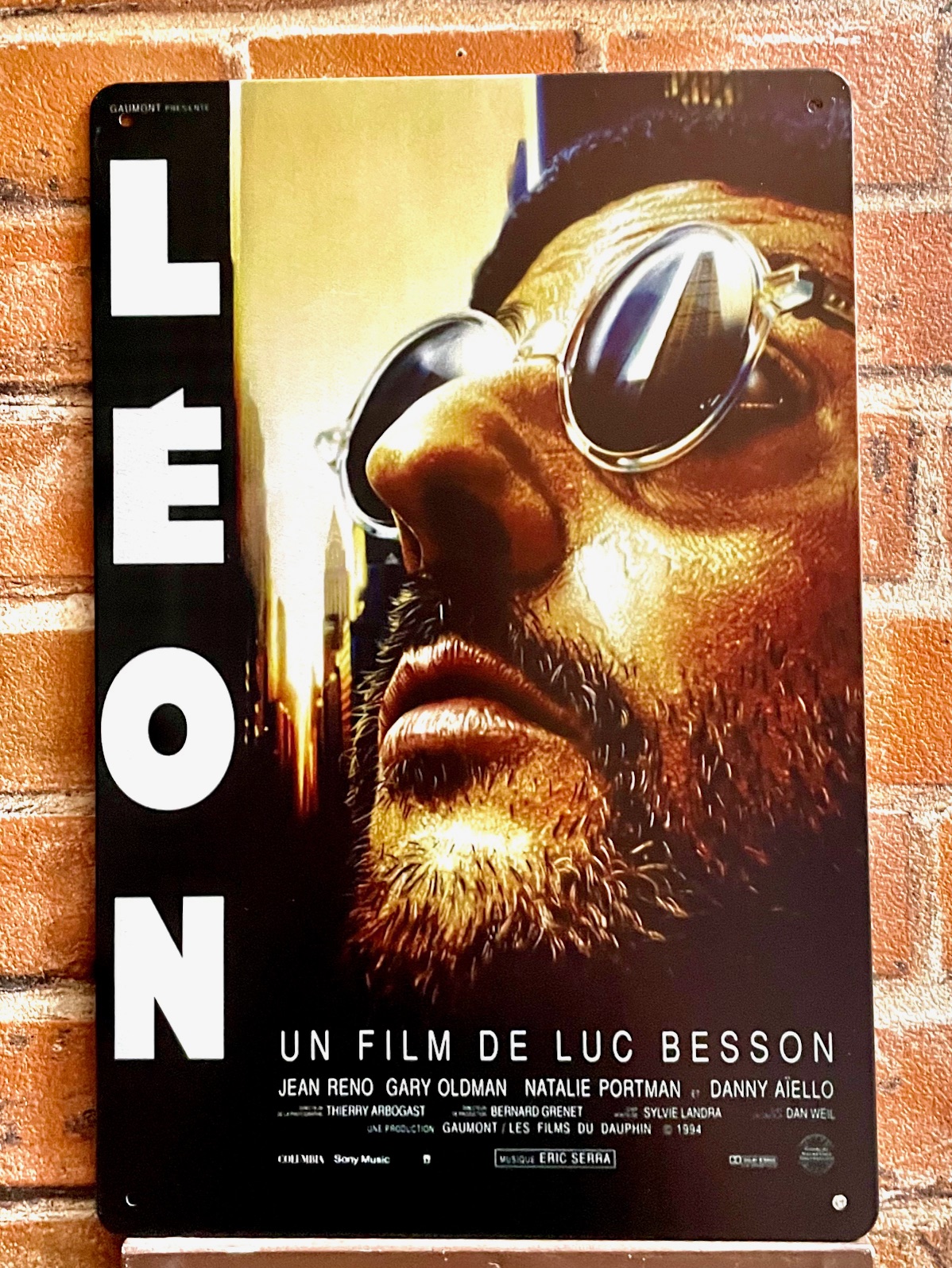 LEON　黄色 ティンサイン 看板 インテリア ディスプレイ レトロ  映画 アメリカン雑貨