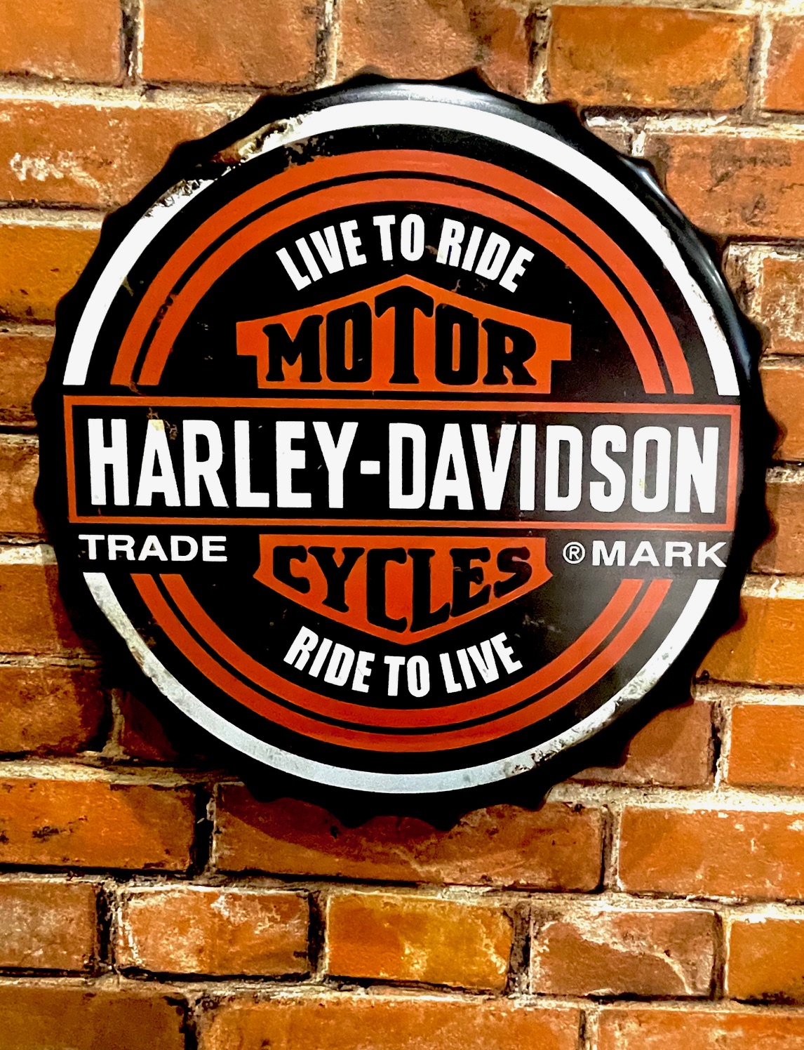 LIVE TO RIDEボトルフタ型ティンサイン 看板 インテリア ディスプレイ レトロ  映画 アメリカン雑貨