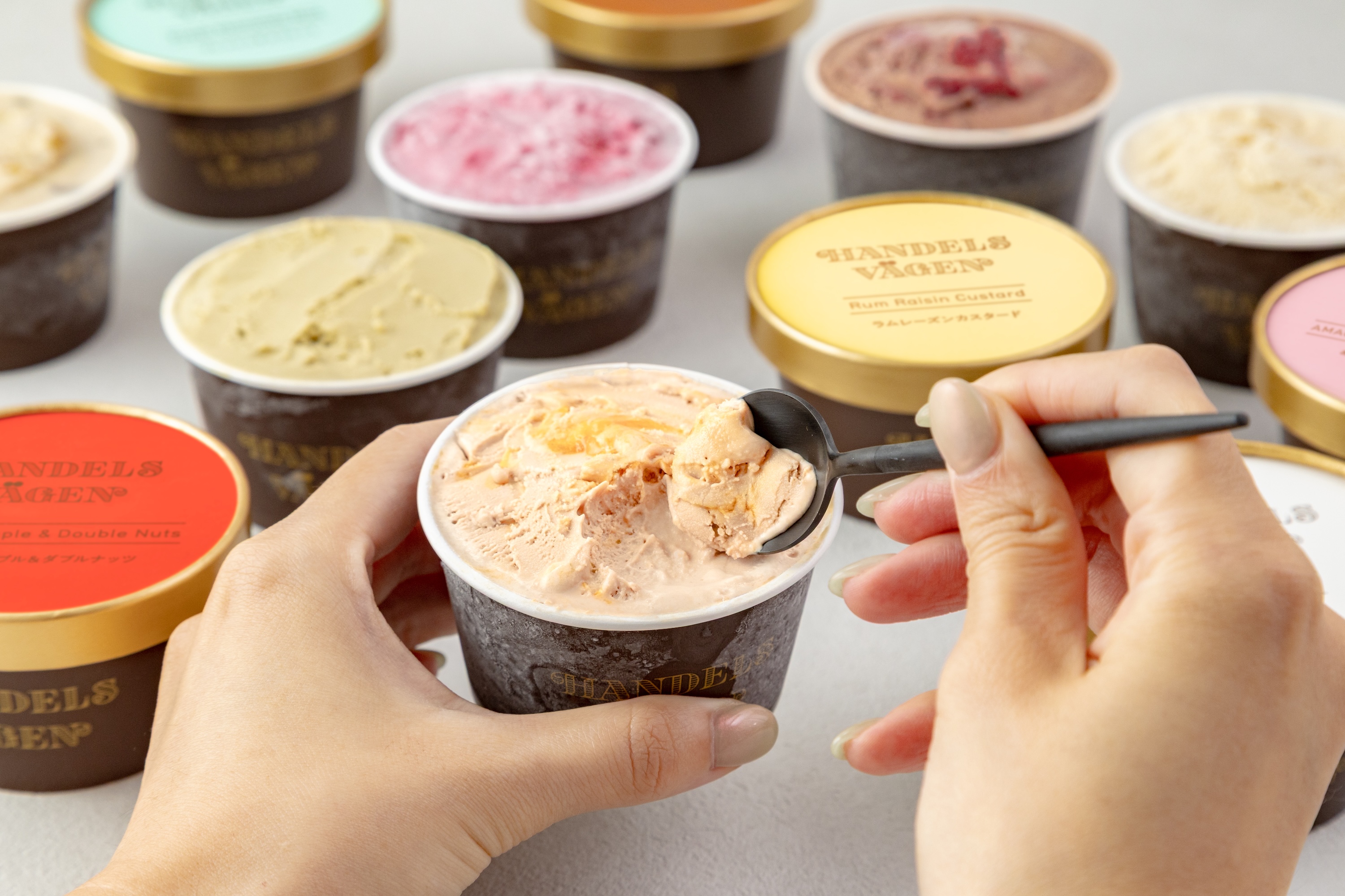 スプーンですくったヘーゼルナッツアイス