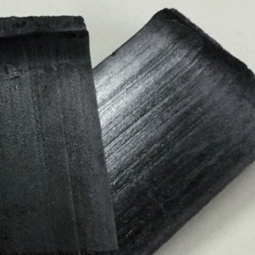 竹炭を粉砕し、繊維の細い雁皮と混ぜてつくられた壁紙です。