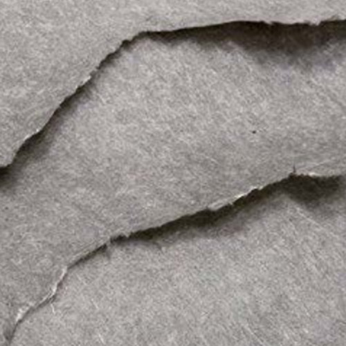 ベースの上に帯状に和紙を貼り重ねたデザインです。壁紙の両端から約3cmは全面が糊付けされて浮かないようになっていますので、この部分でジョイントしてください。 SGM1139の施工例はあらかじめ両端を約2cm断ち落としてから重ね貼りで施工しています。