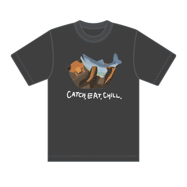 北海道Tシャツ　木彫りの抱っこくま　鮭　スミ【ぐぅたらデザイン】