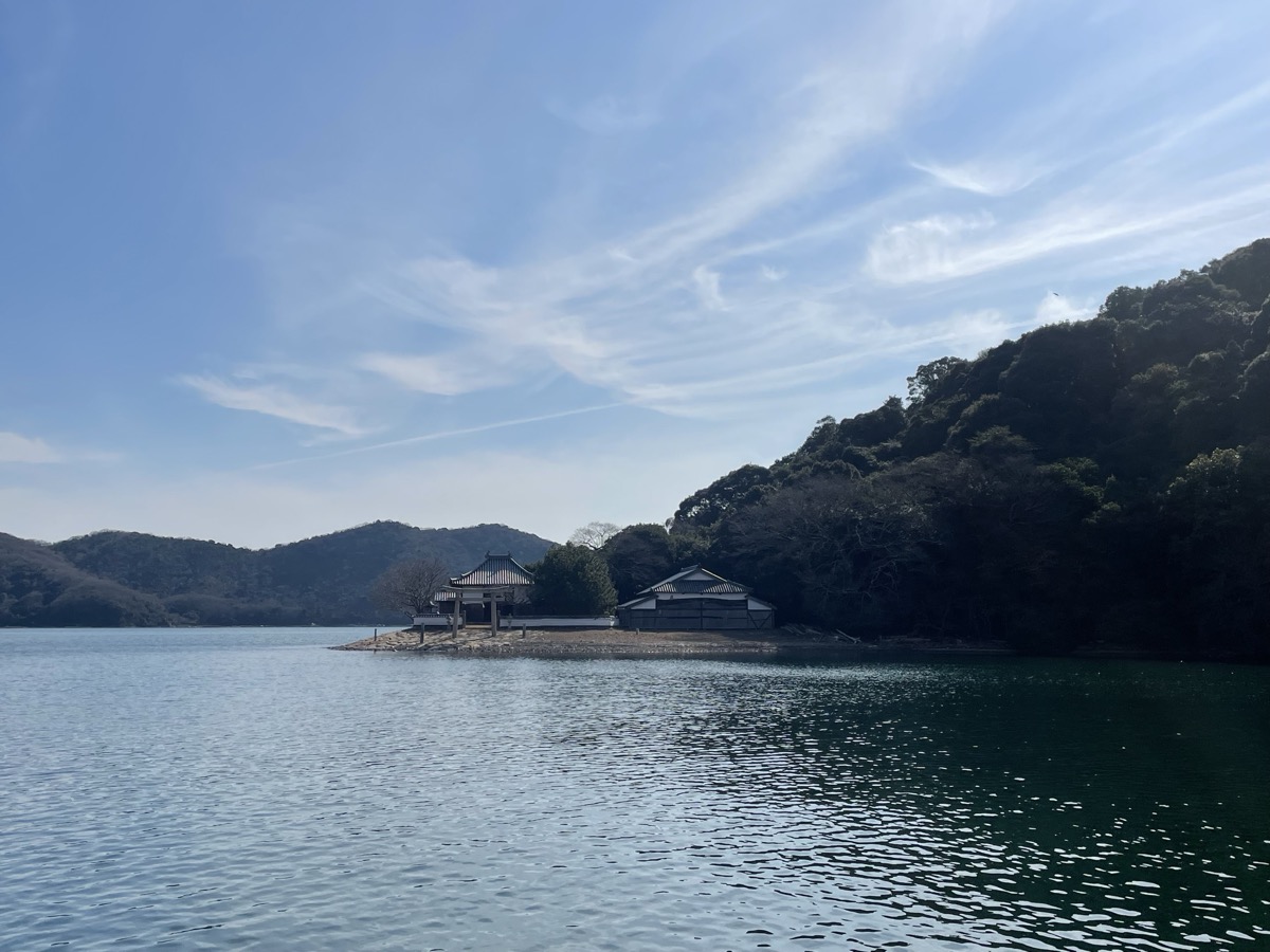 生島の岸辺に建つ鳥居と社殿