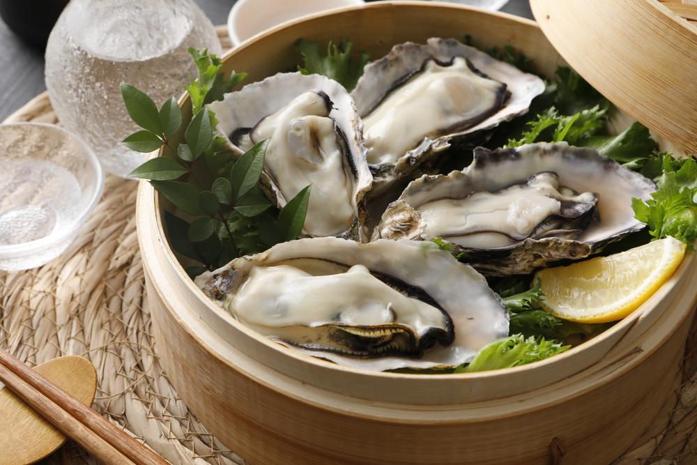 せいろで蒸した牡蠣