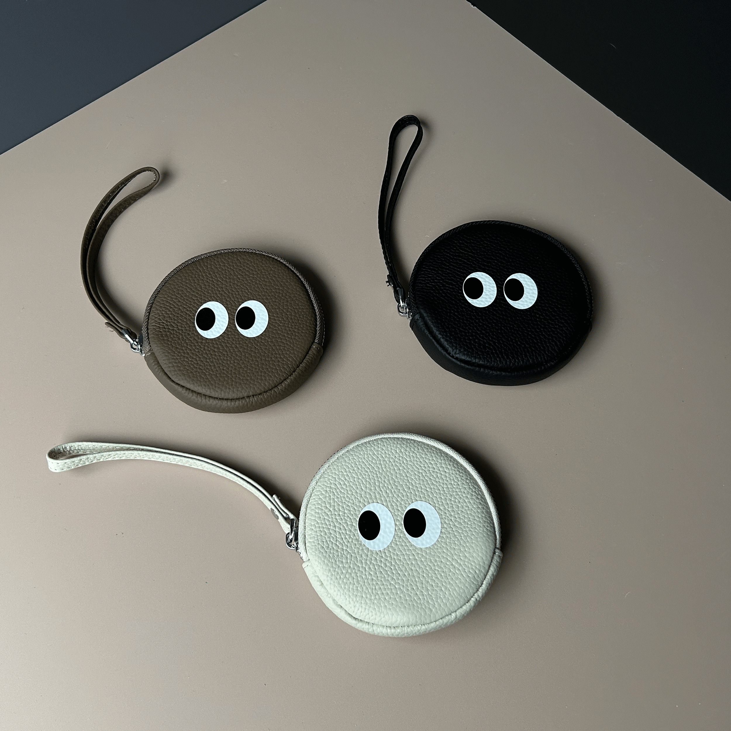 【The Meme Leather Pouch】持ち歩く楽しさ、ポーチで発見