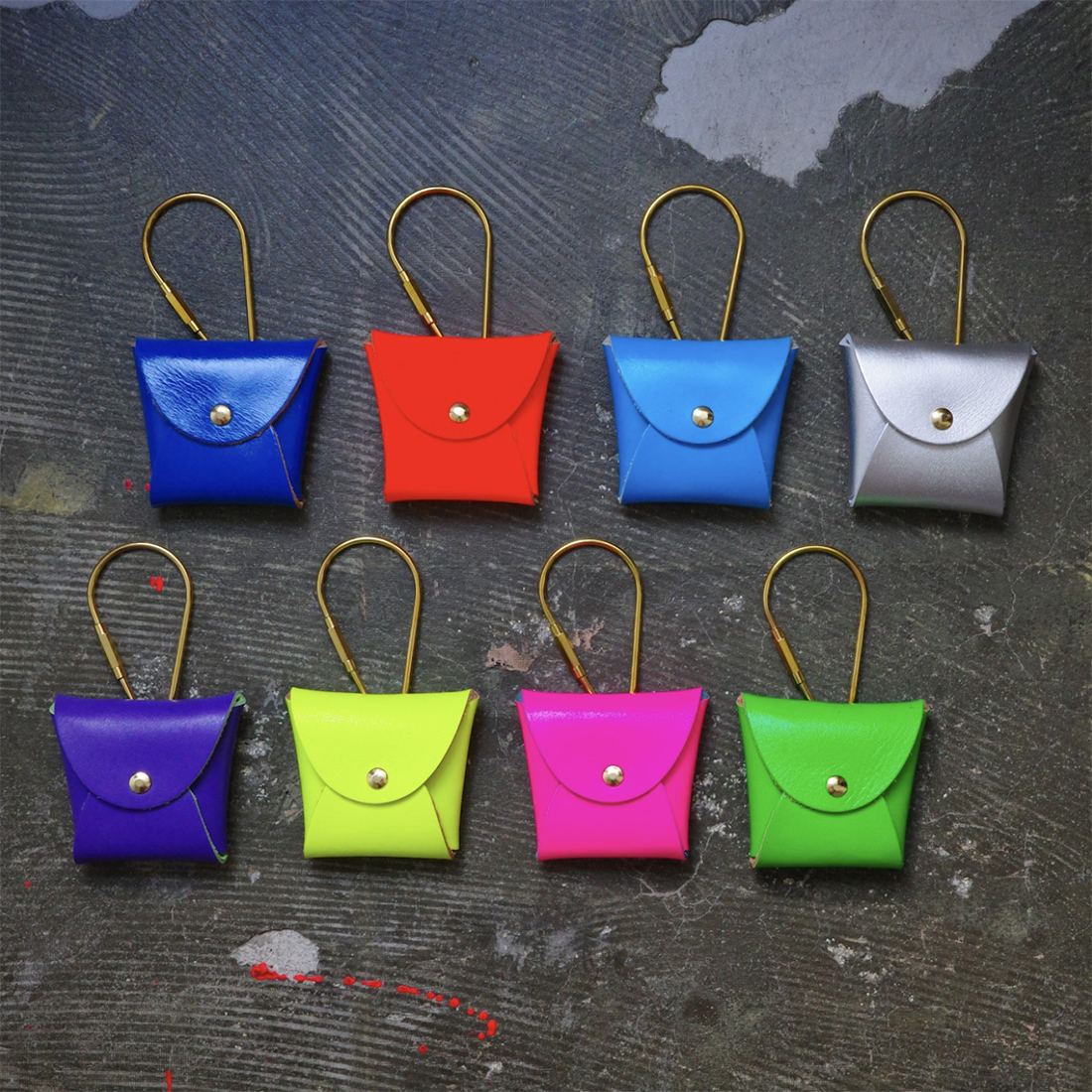 【The Neon Leather Charm Mini Pouch】バッグに添える、私だけの小さなアクセサリー