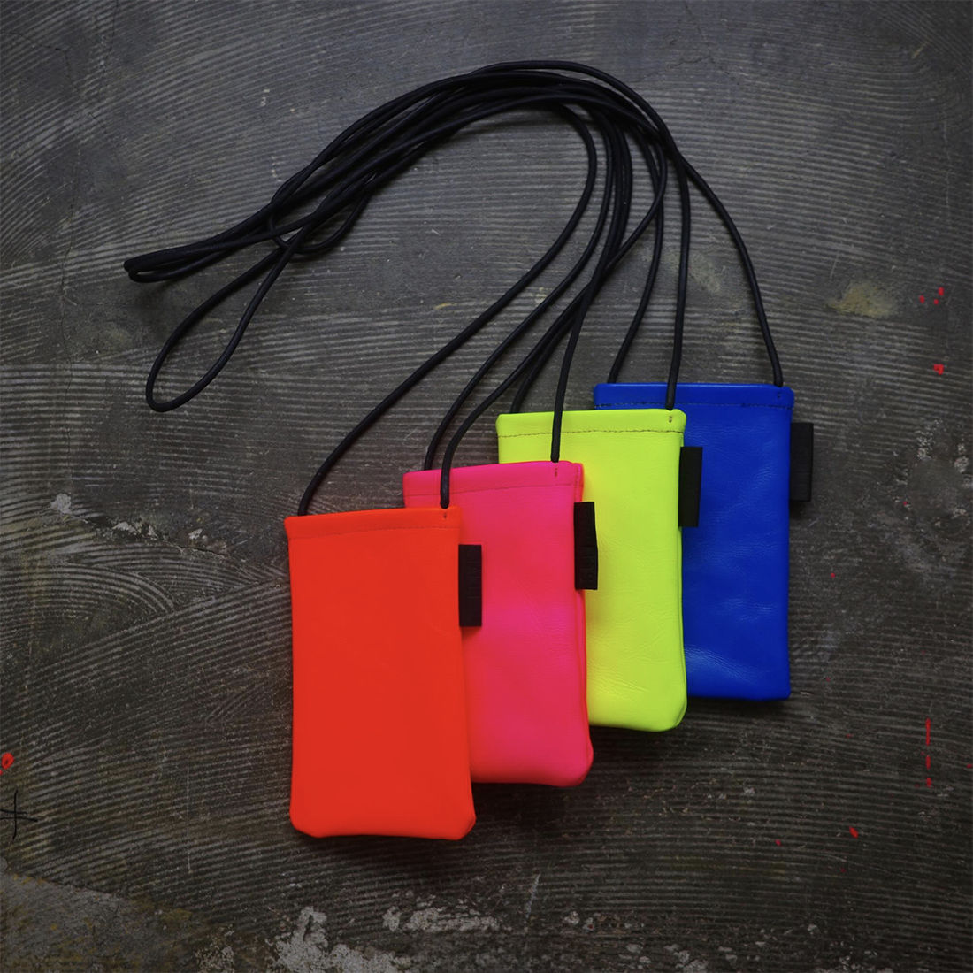 【The Neon Leather Sacoche】身軽な毎日に、鮮やかなアクセントを