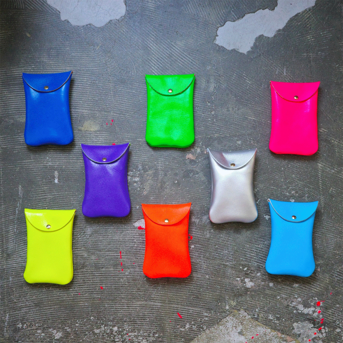 【The Neon Leather Vertical Case】バッグの中に、ひとつの小さな光