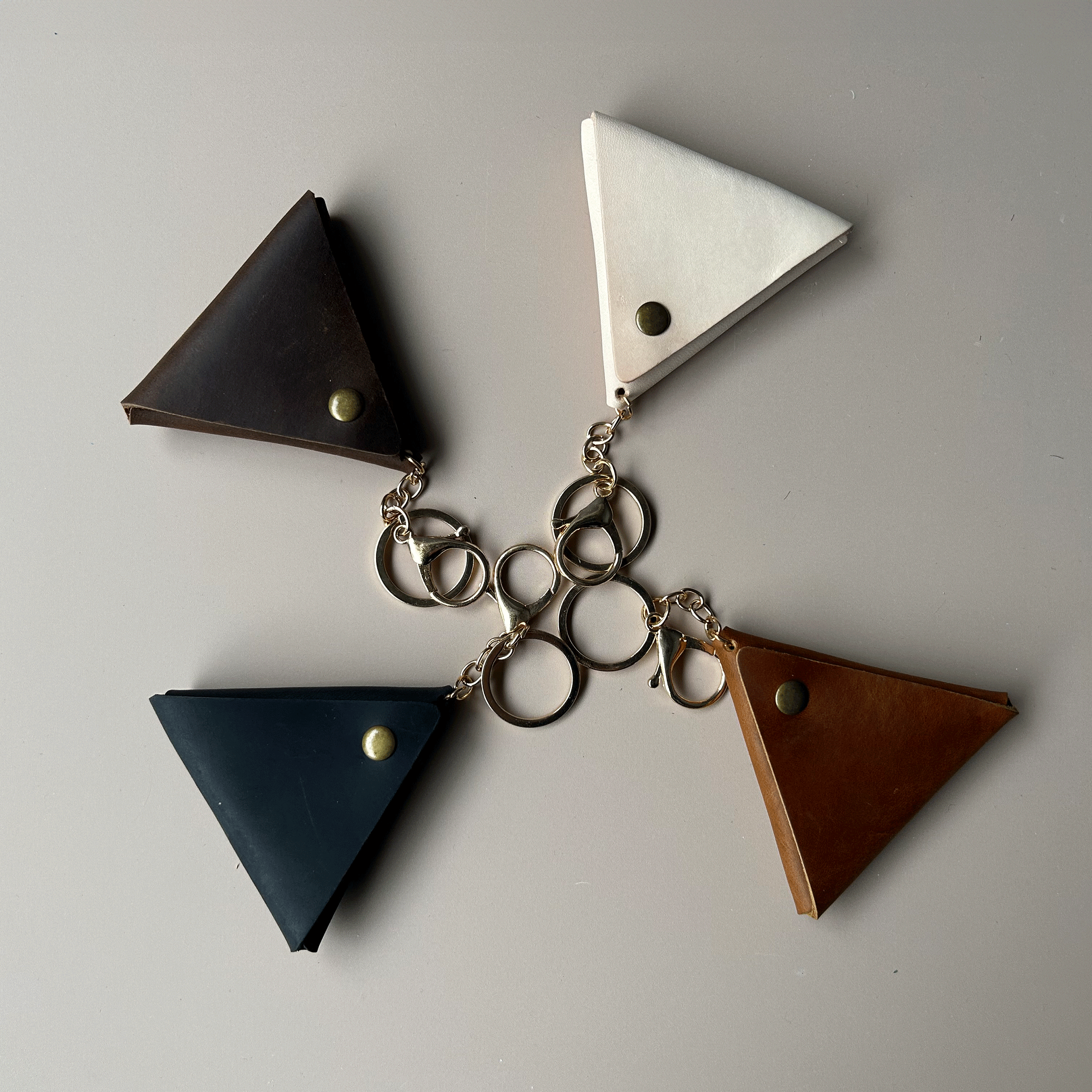 【The Triangle Leather Coin Case】毎日にさりげない高級感を、美しさと機能性の融合
