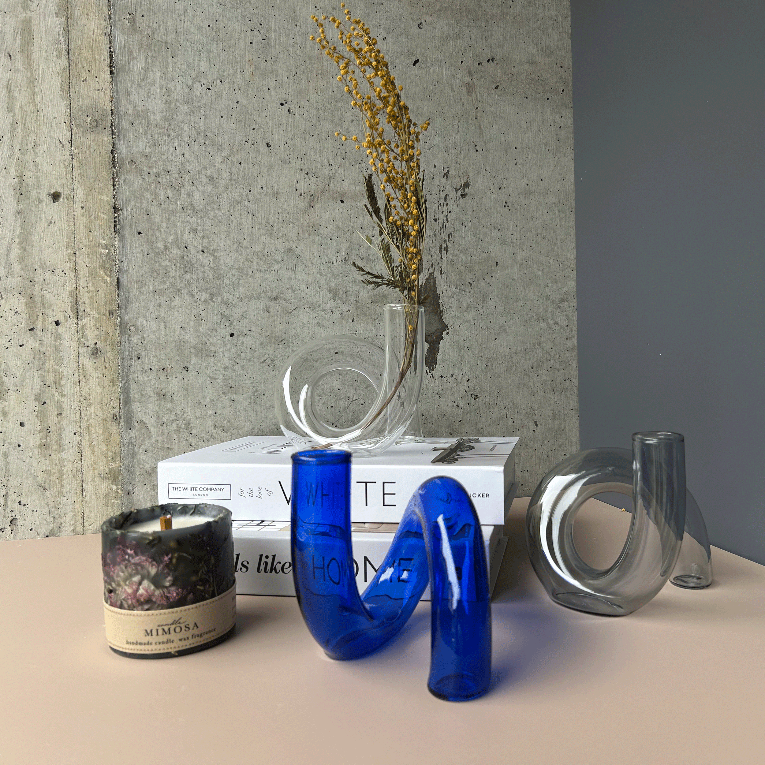 【The Tube Bending Vase】インテリアに洗練されたアクセントをプラス