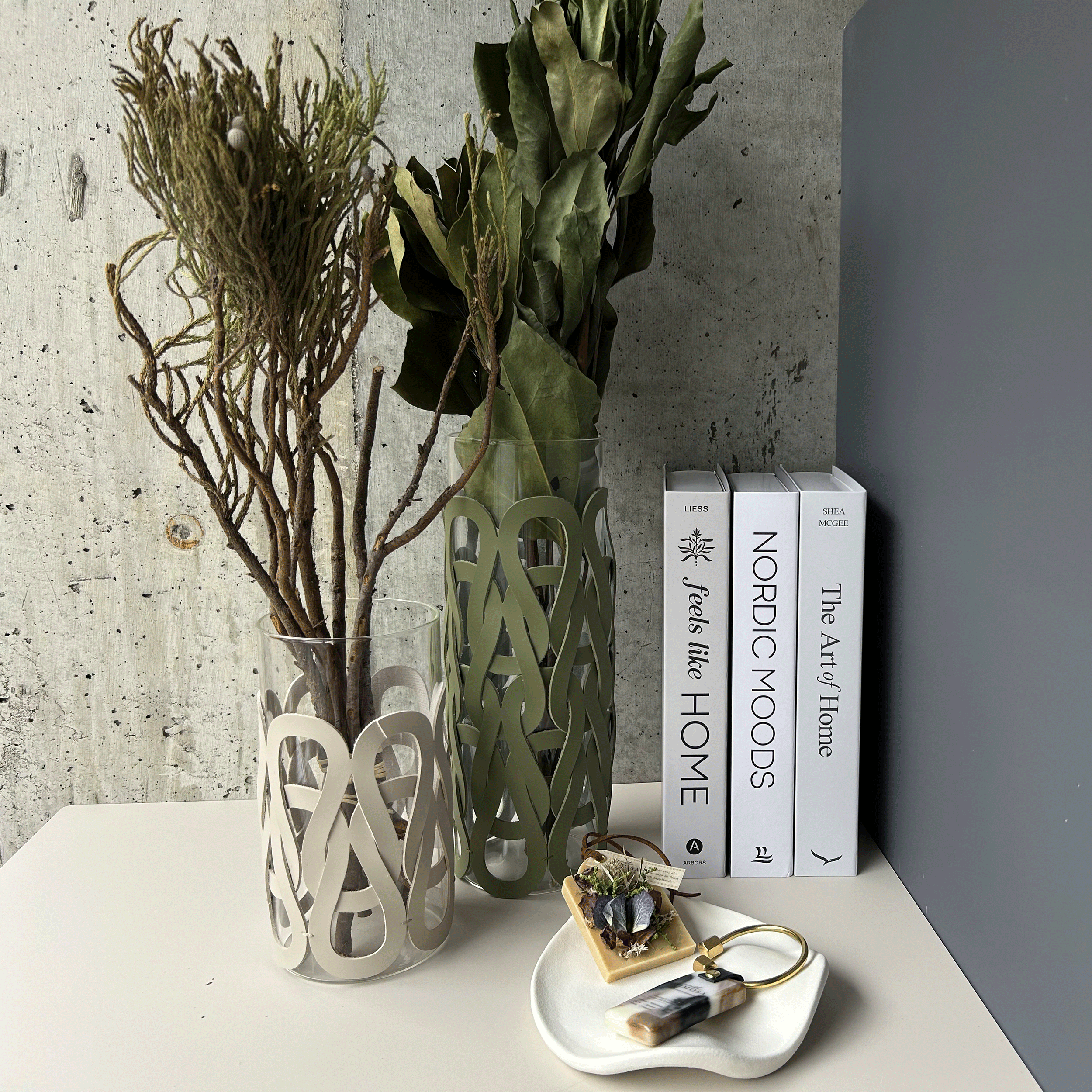 【The Wrapped In Leather Vase】季節の花やグリーンを飾りながら、空間をセンスアップ