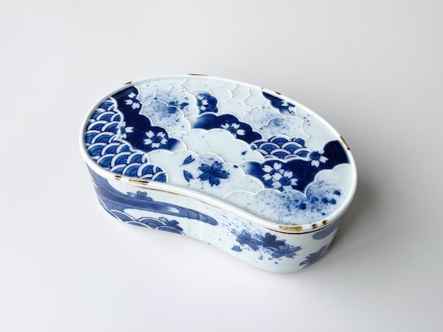 染付変り桜散し繭型蓋物