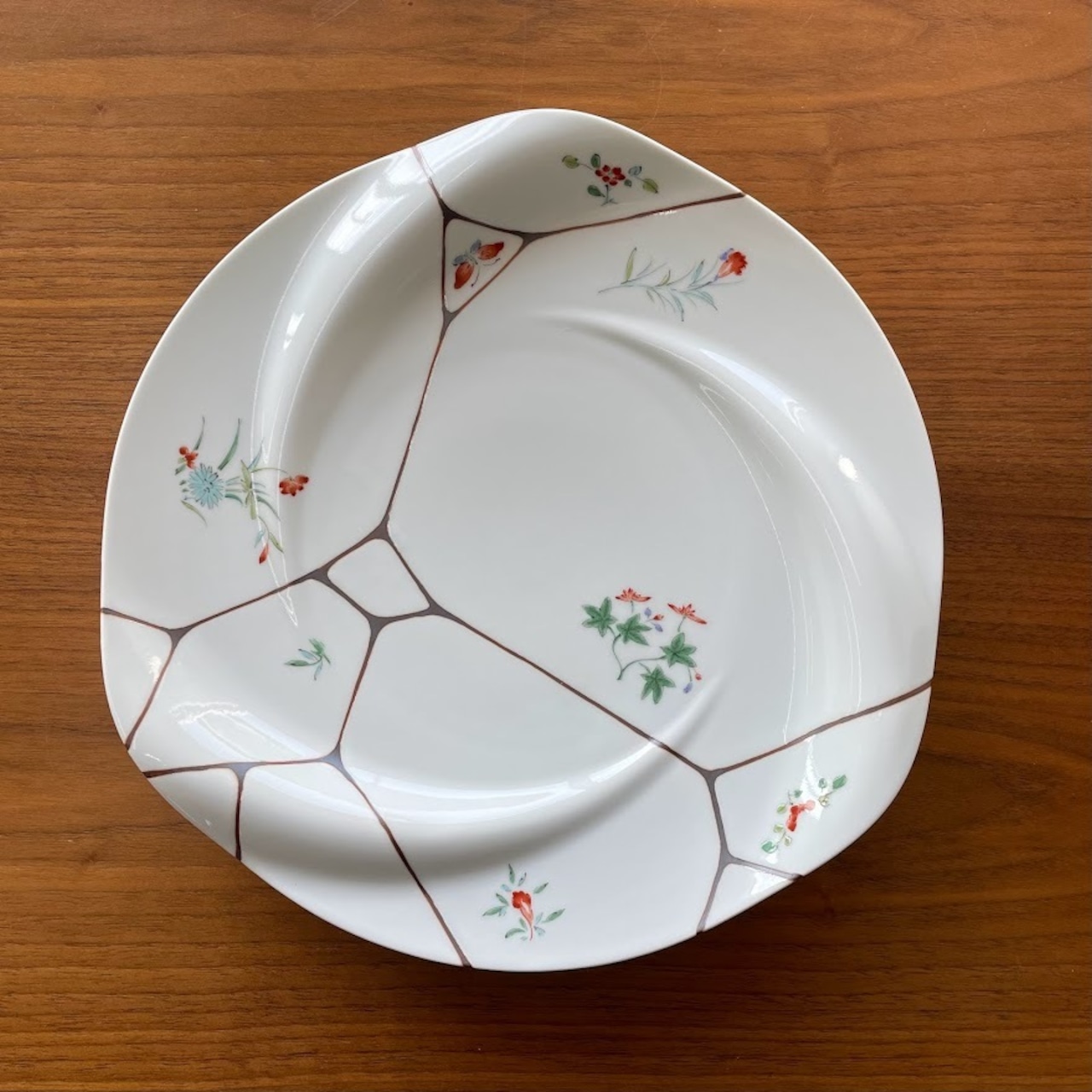 石垣紋錦色絵草花流線皿