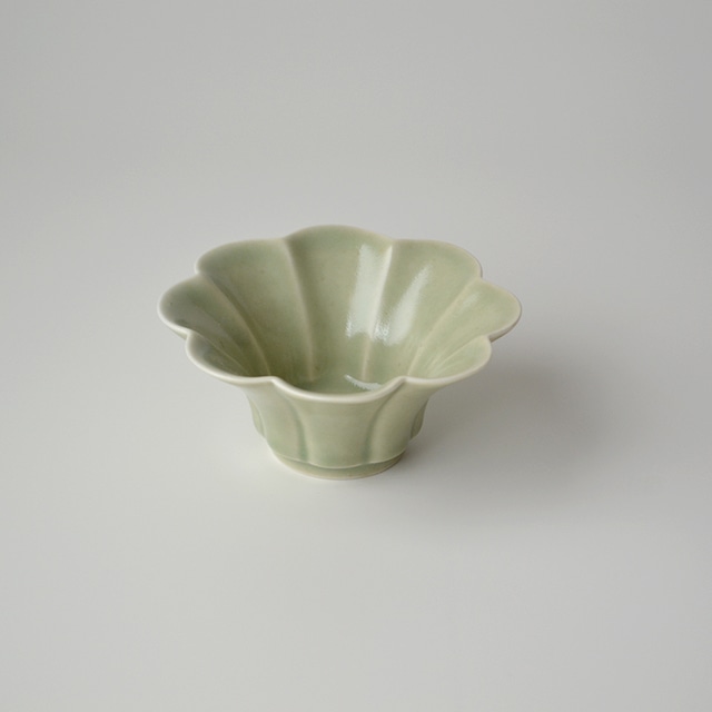 青磁花型小鉢