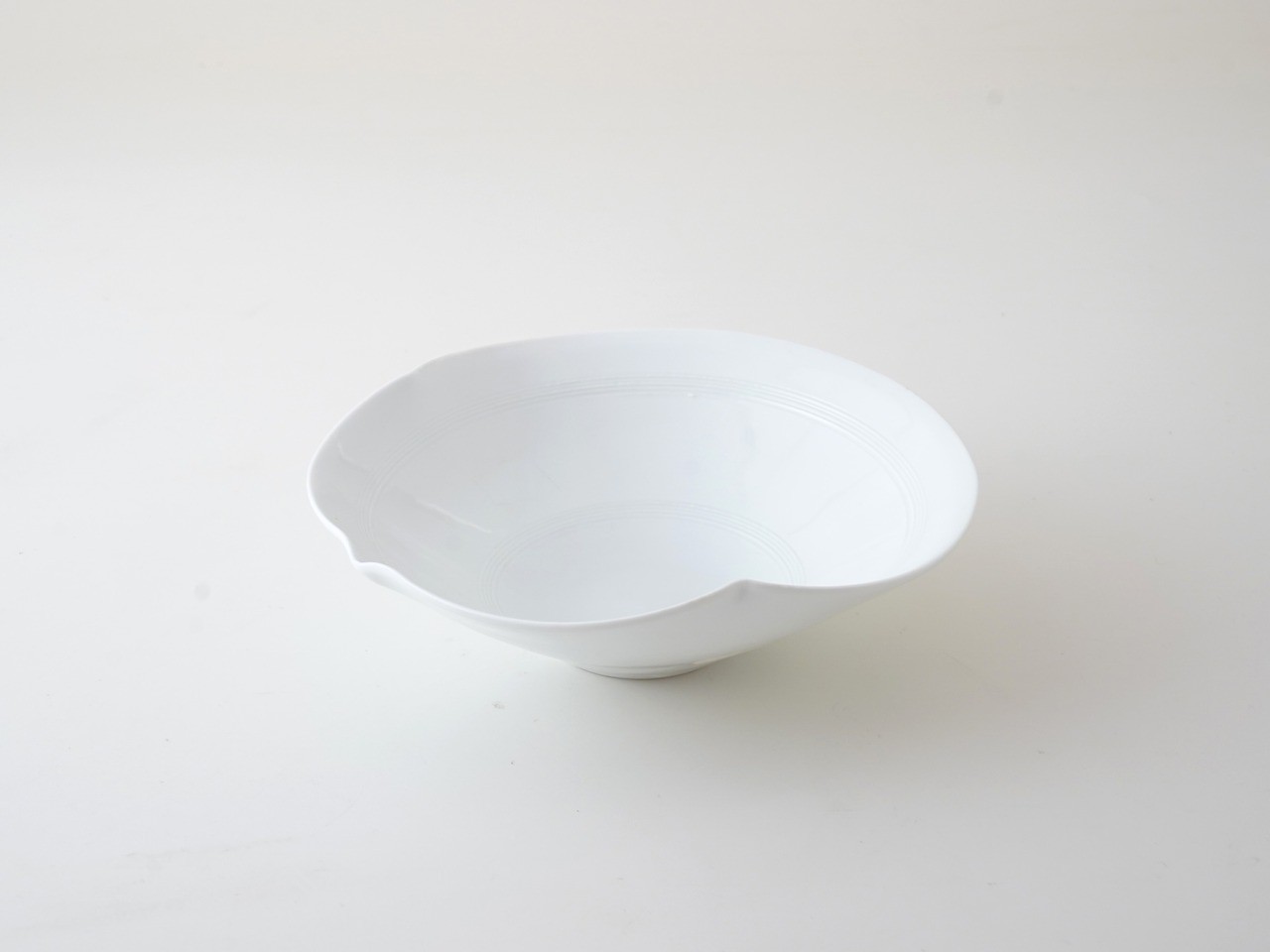 白磁瓢型内線彫五寸平鉢