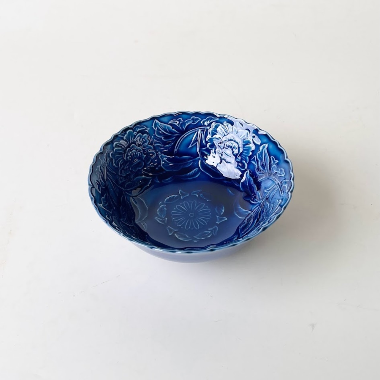 ルリ釉唐草彫小鉢