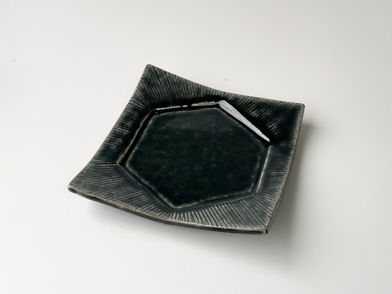 黒伊良保線彫三ッ足正角皿