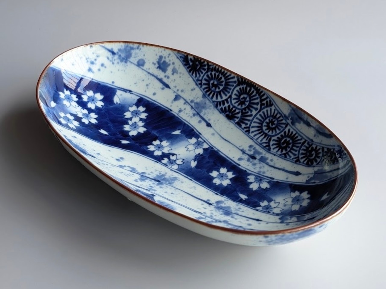 染付変り絵捻り紋楕円深鉢