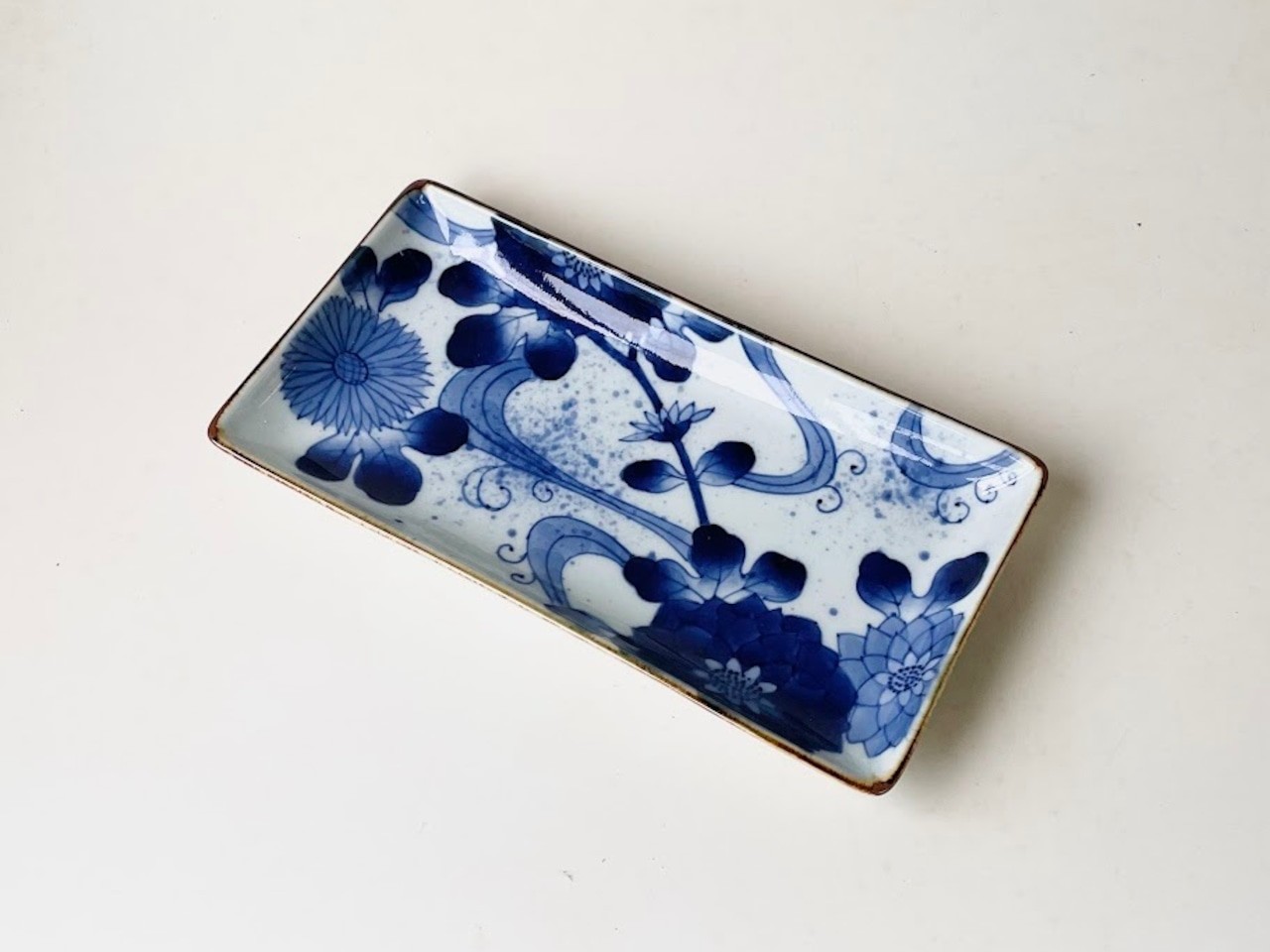 染付流水菊長角新焼物皿