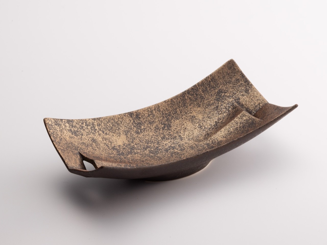 黒南蛮ブロンズ叩き二方透かし小焼物皿