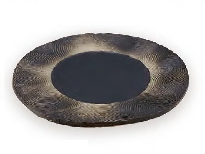 黒塗り波彫四ッ足八寸丸皿