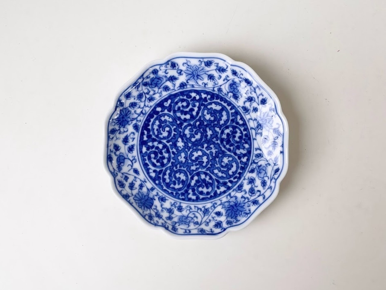 みじん唐草輪花三寸皿