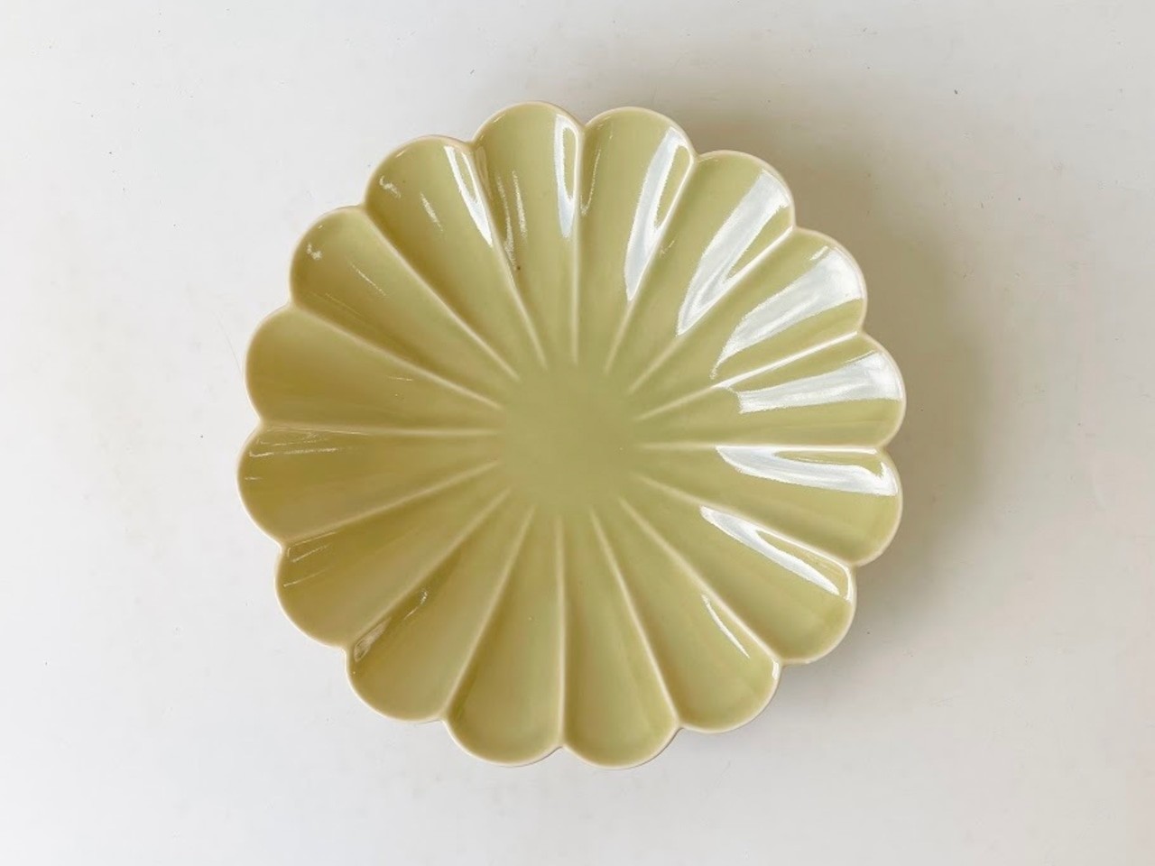 うぐいす釉　菊紋皿中