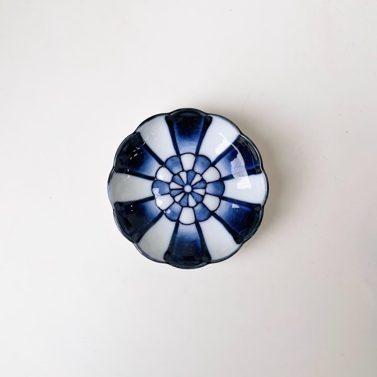染付変り市松菊彫小皿