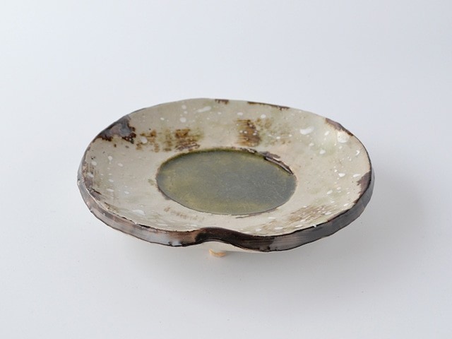 土灰若草釉白散し六寸三ツ足皿