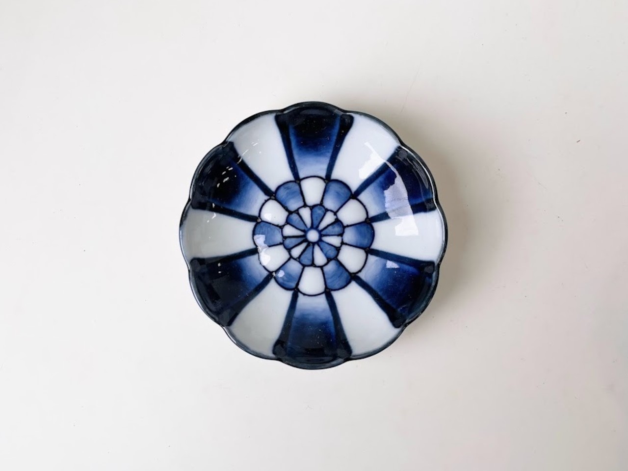 染付変り市松菊彫小皿