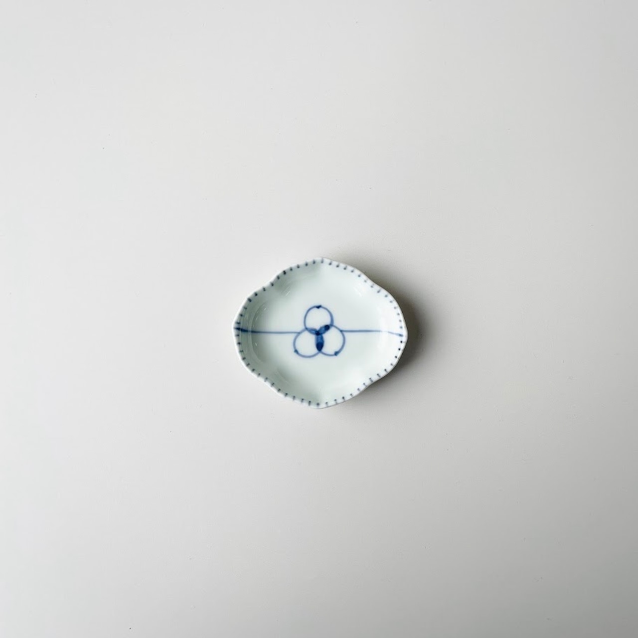 染付えん結び木甲小皿