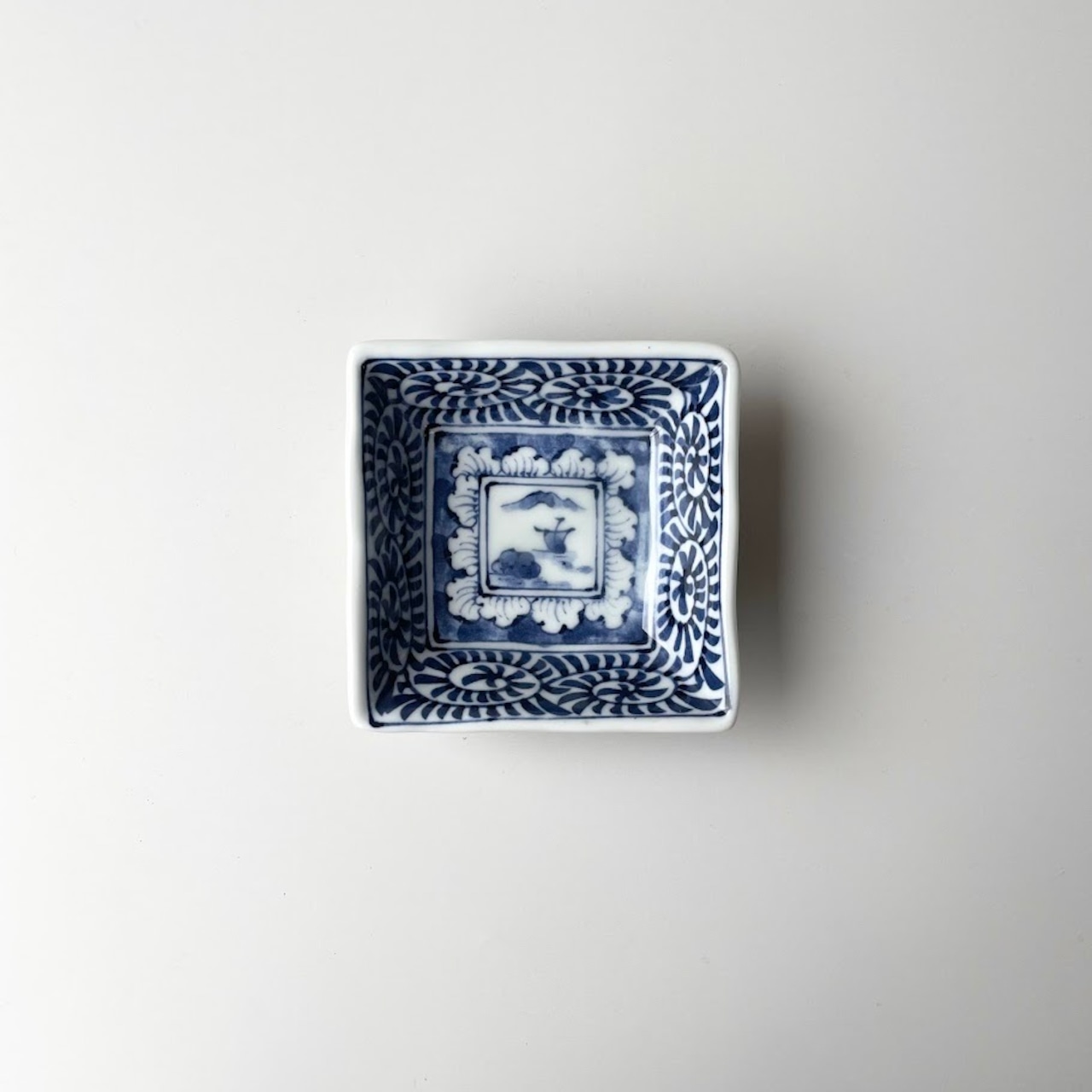 山水唐草寄変型角皿(小)