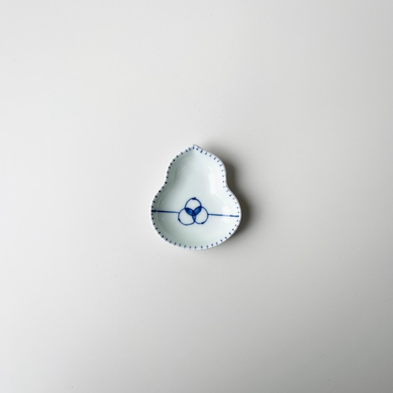 染付えん結び瓢型小皿