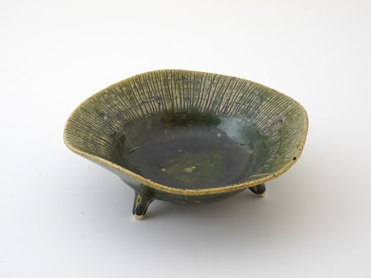 新織部渕線彫変形三方なぶり三ツ足向付