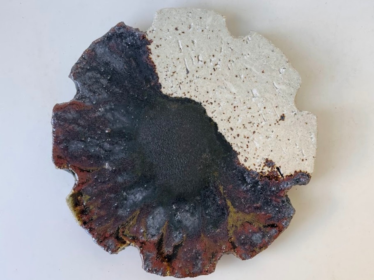 砂鉄釉土灰モスグリーン陶板土渕割皿