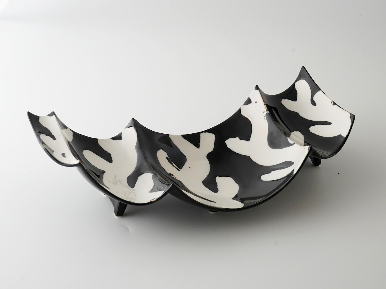 黒釉白抜き蔦絵　風紋型九寸前菜皿