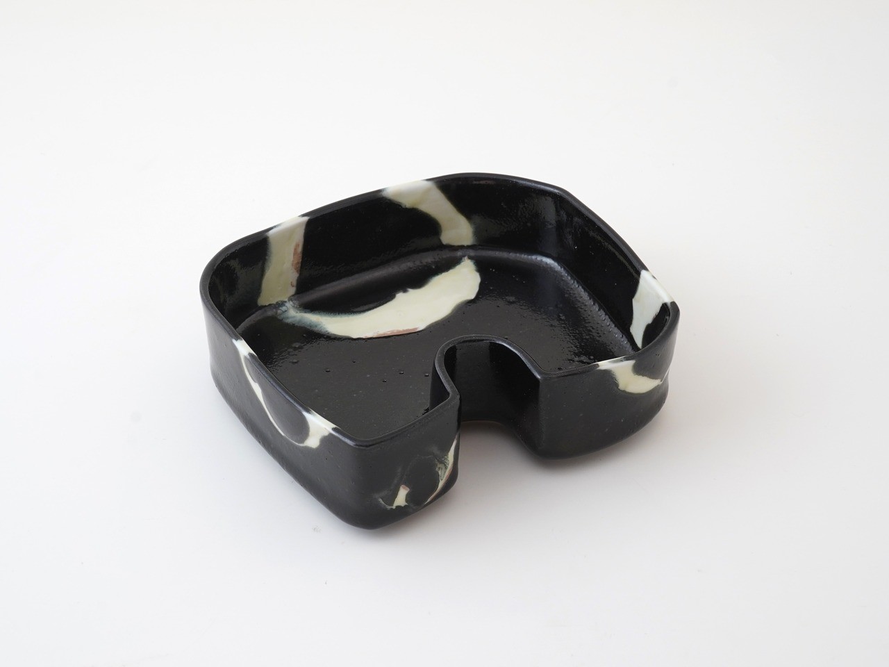 黒柚子肌丸紋抜き変型蹲(うずくま)る向付