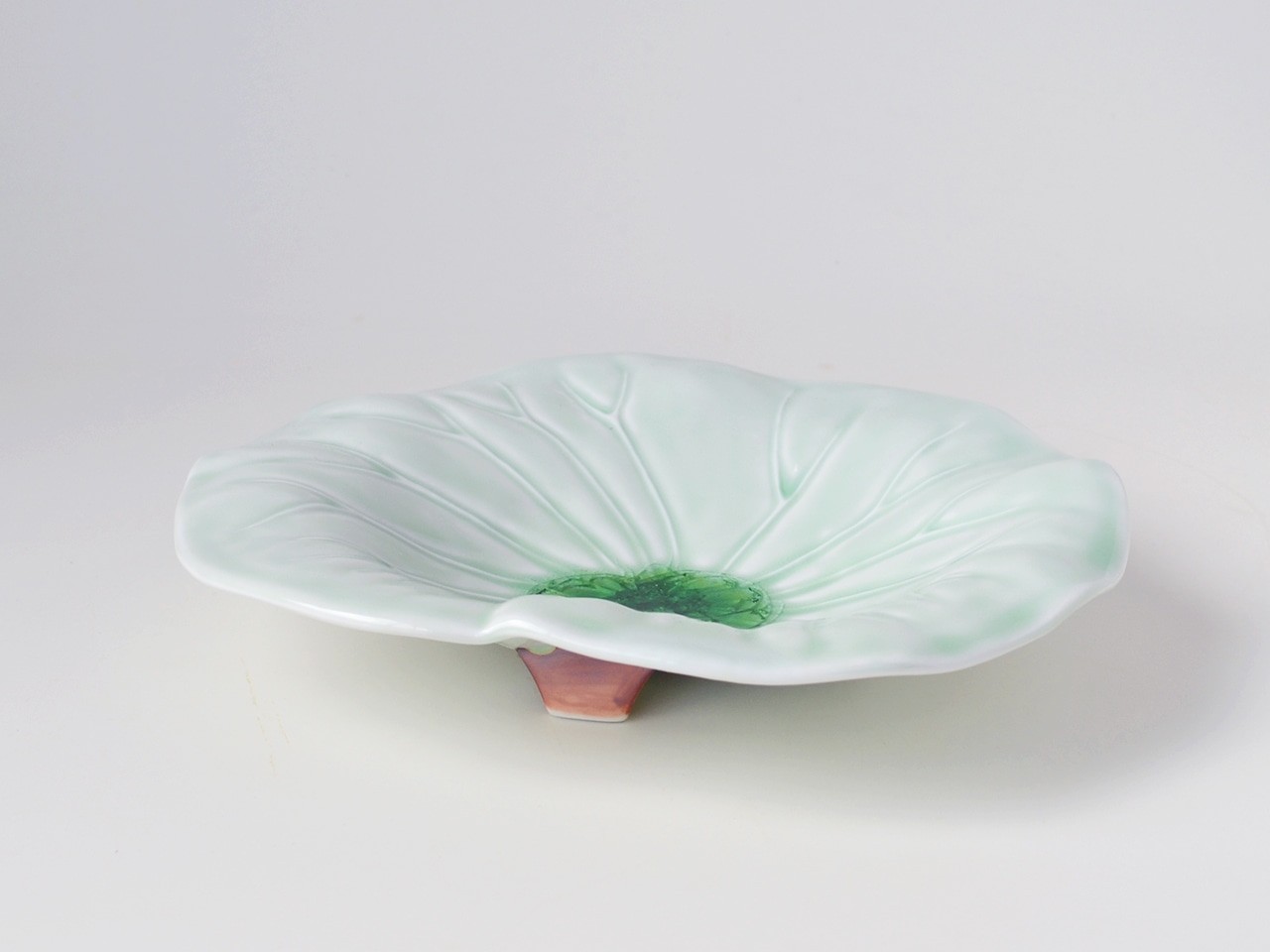 枇杷溜り釉蕗の葉型向付