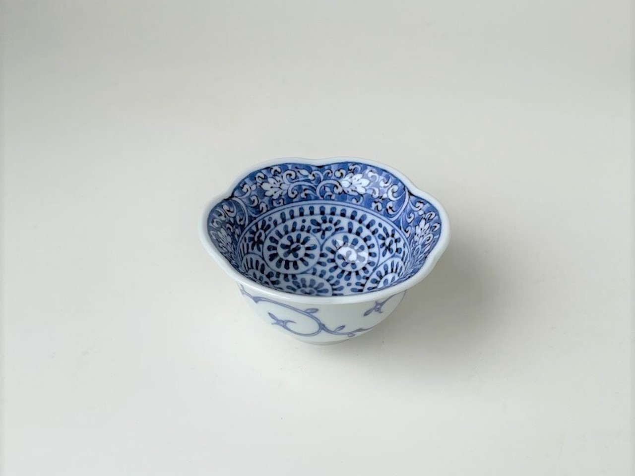 渕草花唐草文六方花小付