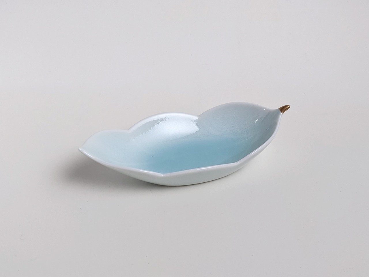 青白磁金付新葉型小仲付