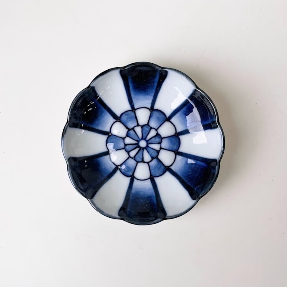 染付変り市松菊彫小皿