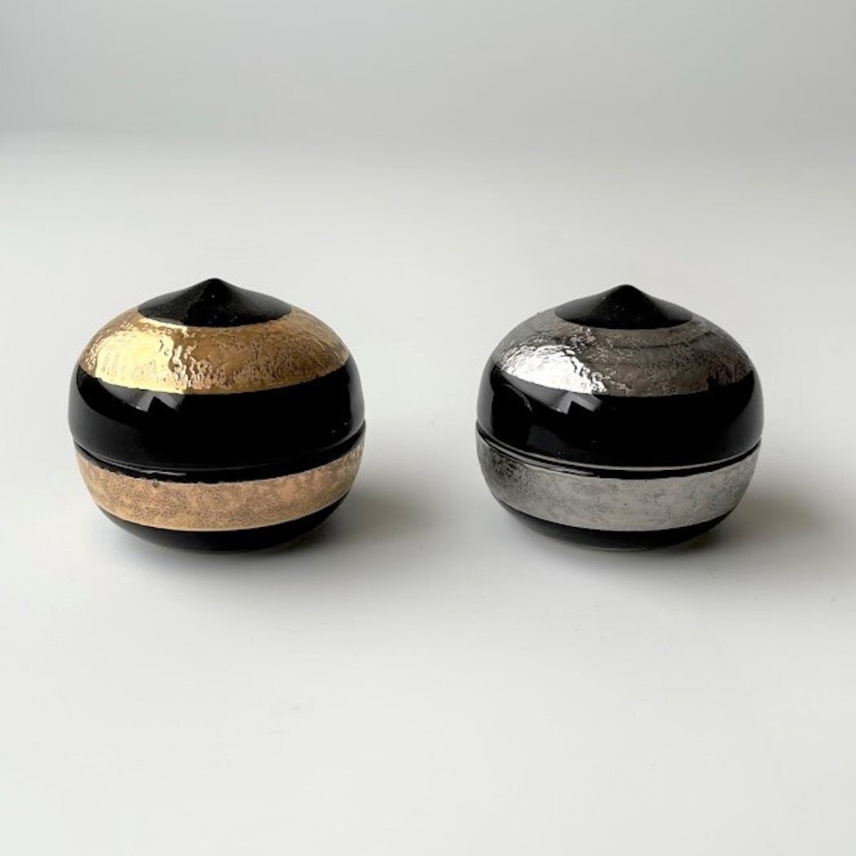 黒釉銀彩　栗型珍味入