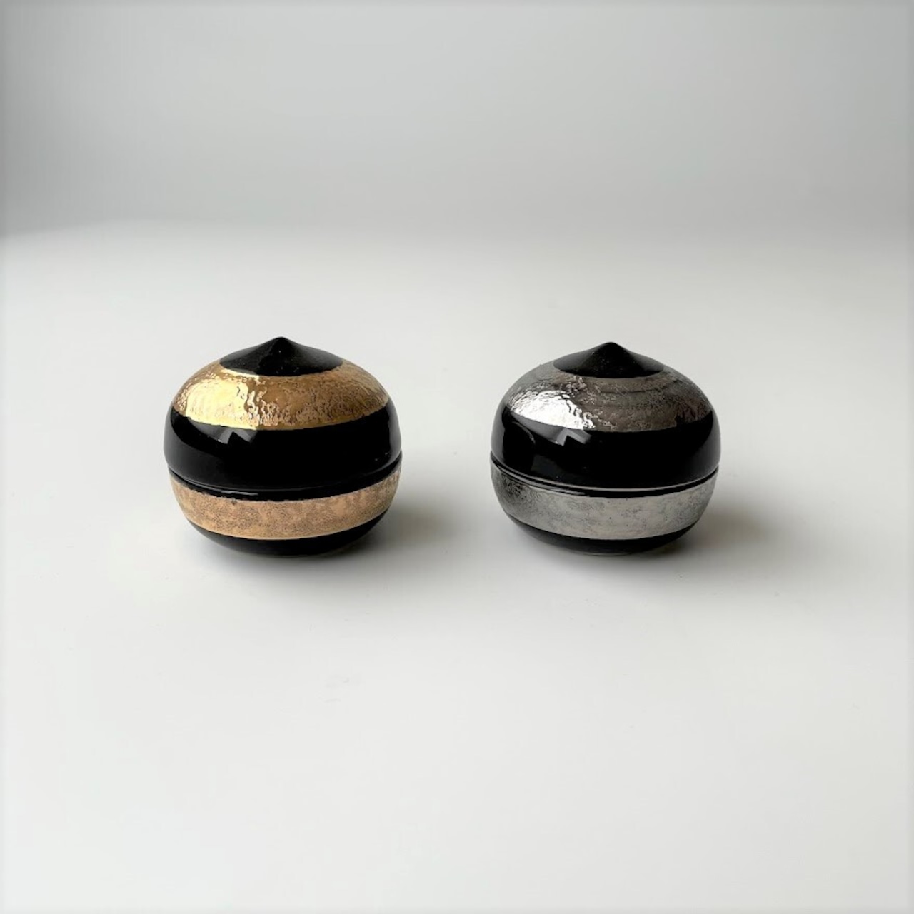 黒釉銀彩栗型珍味入
