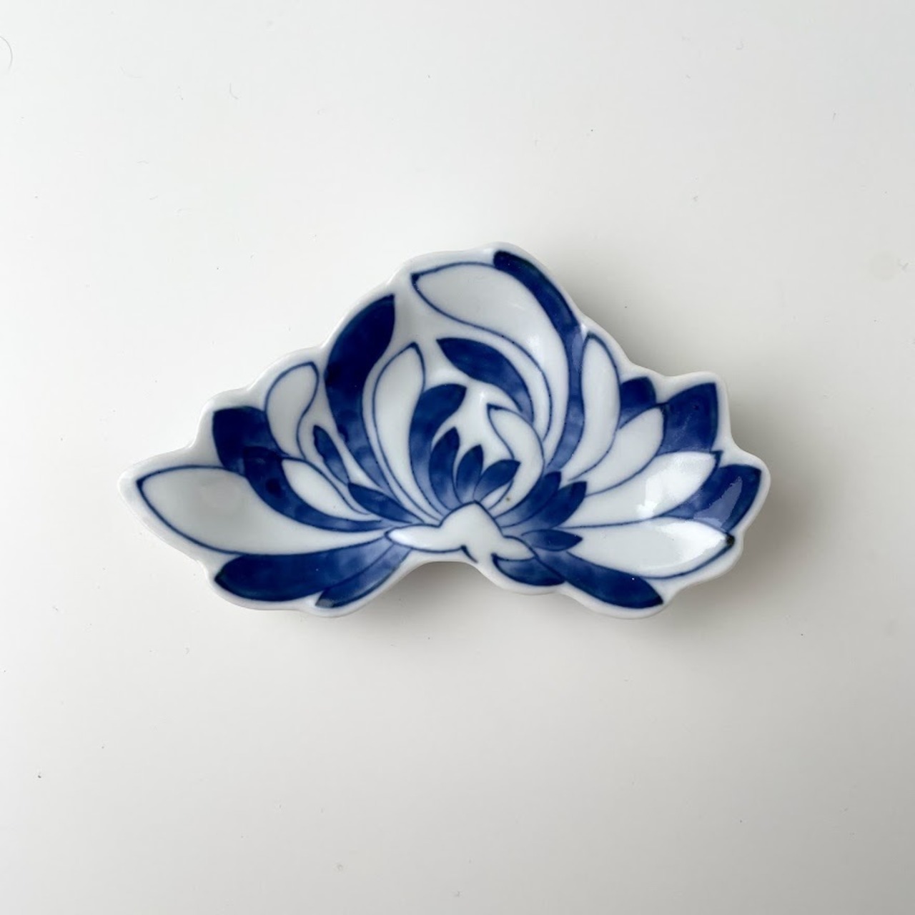 染付菊　花型手塩皿