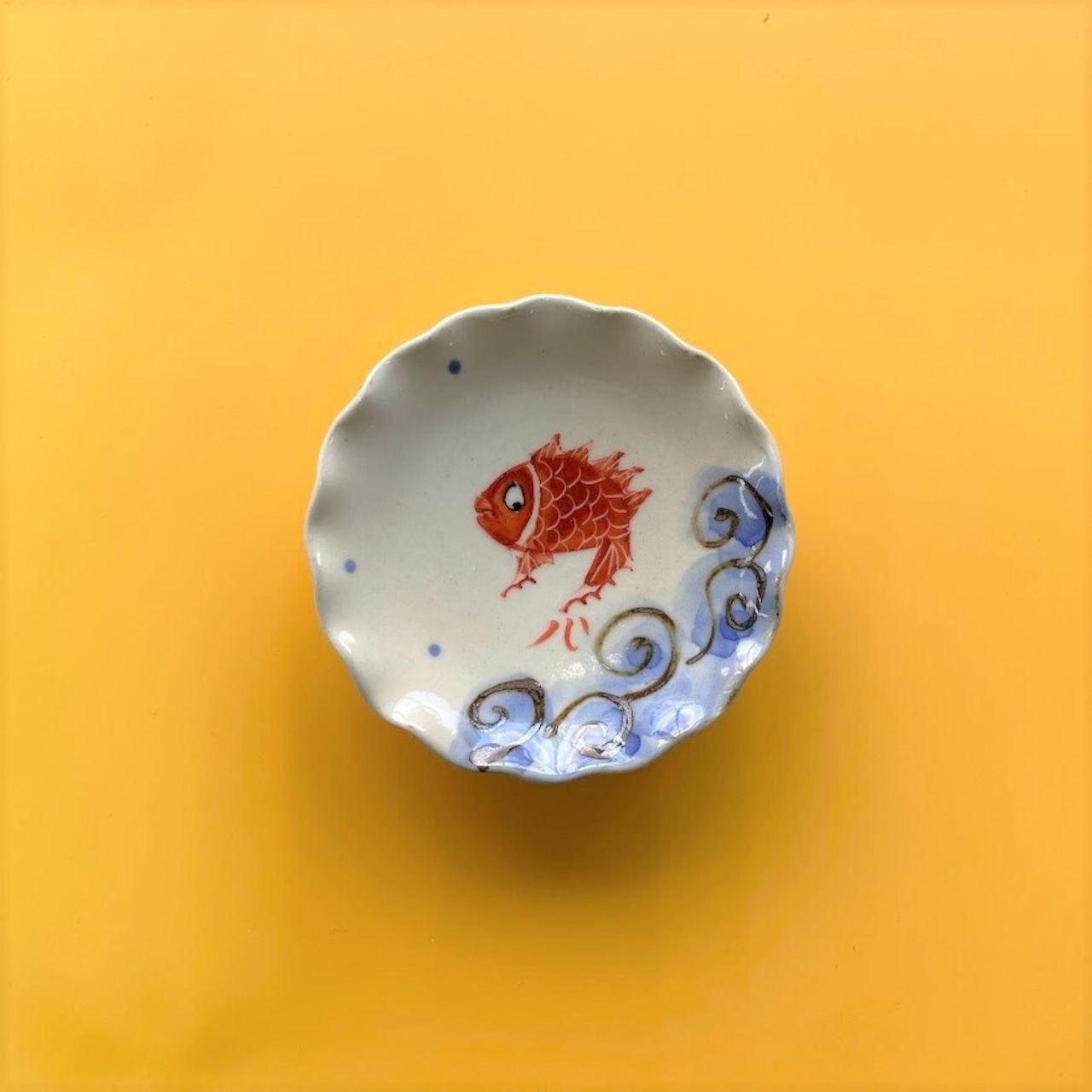 粉引錦波に鯛　波渕手作り手塩皿